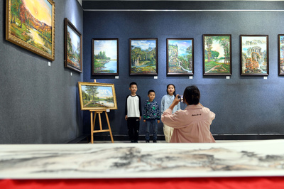 观看油画展度假期