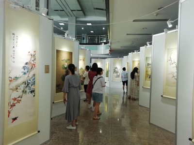 西译图书馆举办“智慧艺术进校园”中外名画展活动